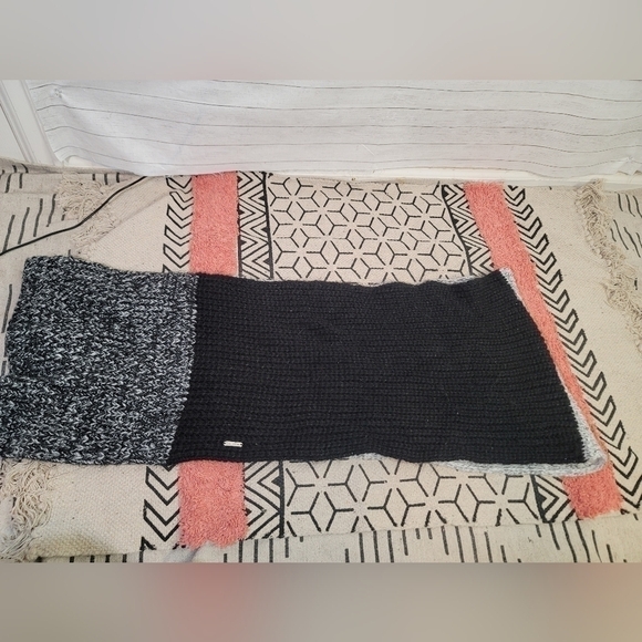 CALVIN KLEIN INFINITY SCARF - Picture 2 of 8